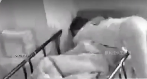 印尼籍看護於地震中緊緊環抱住受驚嚇的阿嬤