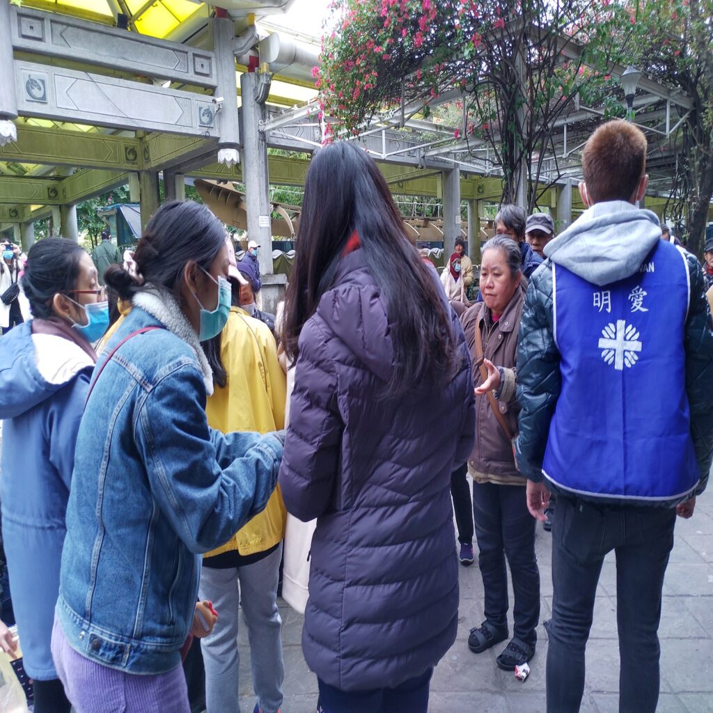 龍山寺提供街友便當