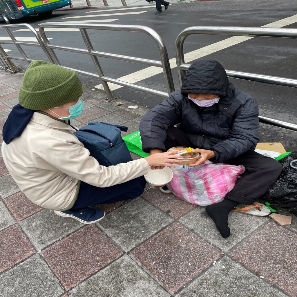 探訪台北車站外遊民